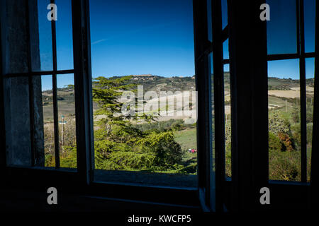 Volterra, Pise, Italie - 1 novembre 2017 : les randonneurs partent de la Saline pour Volterra collines avec vue panoramique sur l'ancienne voie ferrée Banque D'Images