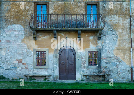 Volterra, Pise, Italie - 1 novembre 2017 : les randonneurs partent de la Saline pour Volterra collines avec vue panoramique sur l'ancienne voie ferrée Banque D'Images