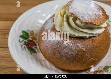 Semla gâteau sur une soucoupe Banque D'Images