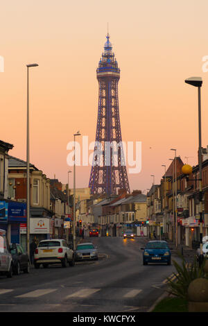 Vue de la tour de Blackpool à l'aube avec un high street en premier plan Banque D'Images