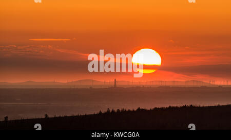 Coucher de soleil sur l'île de Man avec un lointain Blackpool en premier plan Banque D'Images