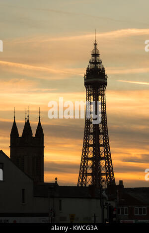 La tour de Blackpool contre ciel coloré Banque D'Images