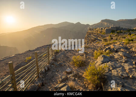 Coucher du soleil Montagnes Omani à Jabal Akhdar à Al Hajar Mountains, d'Oman au coucher du soleil. Ce lieu est de 2000 mètres au-dessus du niveau de la mer. Banque D'Images