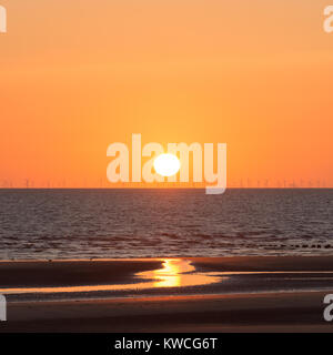 Sunset Blackpool & réflexion sur beach Banque D'Images