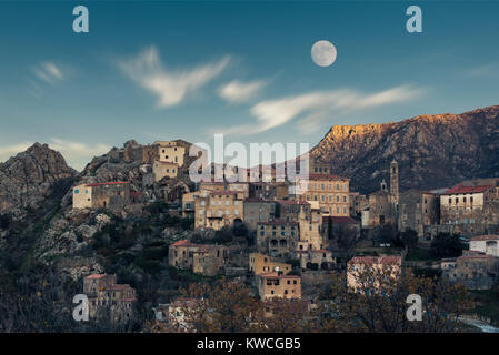 Pleine lune sur les maisons du village de montagne de Speloncato en Balagne Corse comme le dernier soleil Banque D'Images