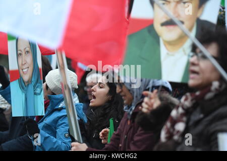 Les partisans de l'Organisation des moudjahidin du peuple de l'Iran, principal parti d'opposition, en se ralliant à l'extérieur de l'ambassade du régime iranien, Londres, en solidarité avec les protestations du peuple iranien à l'échelle nationale. Banque D'Images