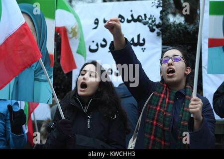 Les partisans de l'Organisation des moudjahidin du peuple de l'Iran, principal parti d'opposition, en se ralliant à l'extérieur de l'ambassade du régime iranien, Londres, en solidarité avec les protestations du peuple iranien à l'échelle nationale. Banque D'Images