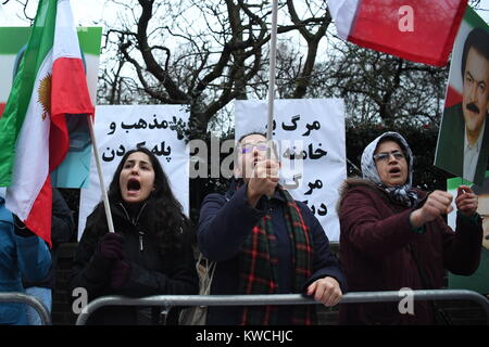 Les partisans de l'Organisation des moudjahidin du peuple de l'Iran, principal parti d'opposition, en se ralliant à l'extérieur de l'ambassade du régime iranien, Londres, en solidarité avec les protestations du peuple iranien à l'échelle nationale. Banque D'Images