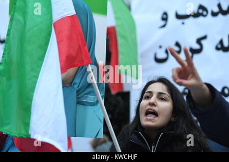 Les partisans de l'Organisation des moudjahidin du peuple de l'Iran, principal parti d'opposition, en se ralliant à l'extérieur de l'ambassade du régime iranien, Londres, en solidarité avec les protestations du peuple iranien à l'échelle nationale. Banque D'Images