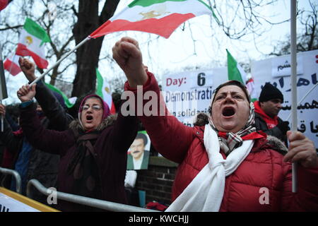 Les partisans de l'Organisation des moudjahidin du peuple de l'Iran, principal parti d'opposition, en se ralliant à l'extérieur de l'ambassade du régime iranien, Londres, en solidarité avec les protestations du peuple iranien à l'échelle nationale. Banque D'Images