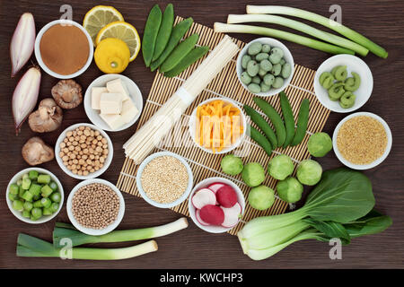 Régime macrobiotique de la nourriture avec des nouilles Udon japonaise, le tofu, le miso et la pâte de wasabi, grains entiers, légumineuses, légumes et wasbai d'écrous. Banque D'Images