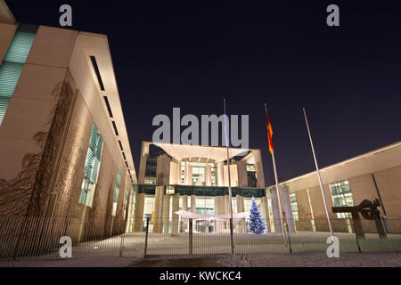 La Chancellerie fédérale (Bundeskanzleramt) de l'Allemagne à Berlin dans la nuit avec un arbre de Noël et la neige. Banque D'Images