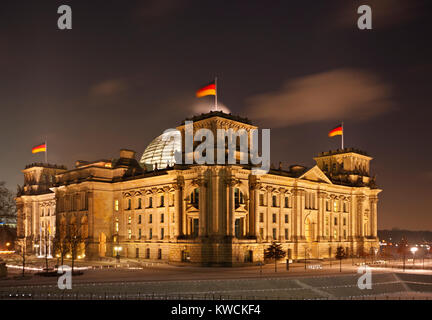 Le bâtiment du Reichstag allemand à Berlin dans une nuit froide d'hiver. Banque D'Images