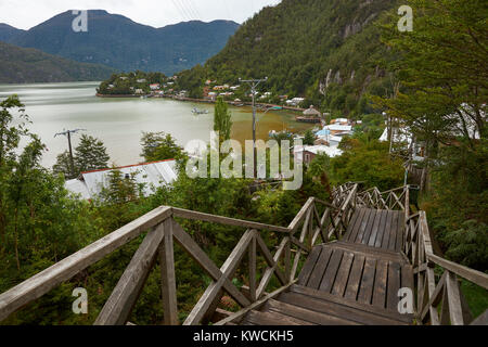 Passerelle en bois dans le village côtier de Tortel intégré à flanc de colline du nord de la Patagonie au Chili. Banque D'Images