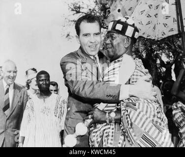 Vice-président Nixon embrasse Chef Osae Dyan II, chef de l'Osu Alata tribu, sur le campus de l'Université d'Accra. Nixon était assistant à l'indépendance du Ghana cérémonies. Le 5 mars 1957. (BSLOC   2014 13 81) Banque D'Images