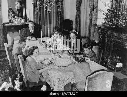 Le gouverneur de la Californie, Earl Warren's family a dîner à l'État Executive Mansion à Sacramento. Il a servi trois mandats (1943-51) avant d'Eisenhower l'a désigné pour juge en chef de la Cour suprême en 1953. (BSLOC   2014 13 84) Banque D'Images