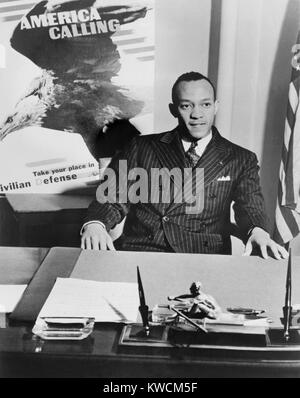 Jesse Owens, half-length portrait, assis au bureau, en tant que coordonnateur national des activités raciale en 1942. Owens a perdu son statut d'amateur pour l'acceptation des offres commerciales peu après les Jeux Olympiques de 1936. Il a occupé des postes d'honneur et nommé mais des difficultés financières. (BSLOC   2014 13 97) Banque D'Images