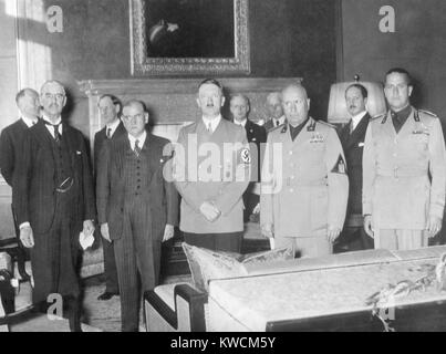 La Conférence de Munich qui cédait les Sudètes tchèque à l'Allemagne. Chamberlain, Daladier, Hitler, Mussolini et Ciano sont présentées avant la signature. 30 septembre, 1938. - BSLOC  2014 (14 11) Banque D'Images