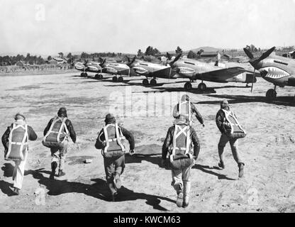 Les pilotes américains Flying Tiger run pour leurs avions de combat à une base américaine en Chine. Ils poursuivront leurs bombardiers japonais effectuant un raid aérien dans leur région. Ils sont des bénévoles recrutés et commandé par Claire Lee Chennault à partir de 20, 20 décembre 1941 au 4 juillet 1942. - BSLOC  2014 (14 au 13) Banque D'Images