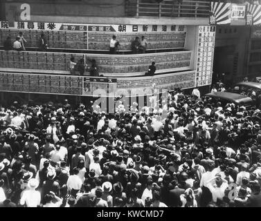 Autour de la foule japonaise Asahi Newspaper totalisations spéciales sur la sixième élection d'après-guerre. Le gouvernement anti-communiste Yoshida a gagné en votant pour les membres de la chambre haute de la diète. Tokyo, Japon, le 10 juin 1950. - BSLOC  2014 (15 136) Banque D'Images