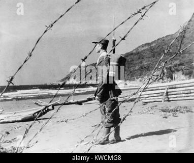 Nationaliste chinois soldat monte la garde sur une plage quelque part le long de la côte de Formosa. Nationalistes et communistes continentale engagé aux affrontements dans les années 1950 et 1960. Le 1 février 1955. - BSLOC  2014 (15 173) Banque D'Images