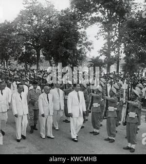 Bao Dai est titulaire d'une inspection des troupes vietnamiennes. Ca. 1949-1955. Après l'Accord de Genève de 1954, Bao Dai nommé Ngo Dinh Diem comme premier ministre. À un an jour évincé du pouvoir de Bao Dai. - BSLOC  2014 (15 189) Banque D'Images