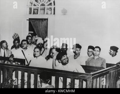 Vinayak Nathuram Godse (à gauche) en procès avec d'autres à l'assassinat de Mahatma Gandhi le 30 janvier 1948. Godse, un nationaliste extrême, blâmé Gandhi pour de la faiblesse contre les musulmans. Il est à l'essai à l'intérieur du Fort Rouge, Old Delhi, avec ses complices, tous membres éminents de l'Hindu Mahasabha en mai 1948. Première rangée, L-R : Nathuram Godse ; Narayan apte, Vishnu Karkare. 2e rangée, L-R : Digambar Ramchandra insigne ; Shankar Kistaiya ; Gopal Godse. 3ème rangée : pas de ID ; Vinayak Savarkar, S.D.Parchure (ombre). - BSLOC  2014 (15 193) Banque D'Images