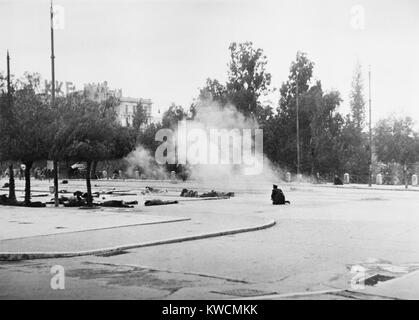 Des coups de feu de la Police d'Athènes sur les manifestants. Certains manifestants se sont couchés sur le sol tandis que d'autres exécutent au cours de la violence politique en libéré Athènes. 18 déc., 1944. - BSLOC  2014 (15 218) Banque D'Images