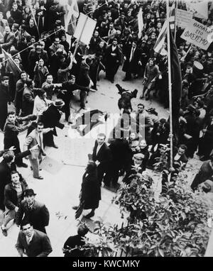 Foule criant et pointant vers un homme mort et une femme couchée dans une rue d'Athènes. Après la libération des Allemands, la politique grecque entre les gauchistes et les communistes contre la droite et royalistes est devenu violent. 18 déc., 1944. - BSLOC  2014 (15 220) Banque D'Images