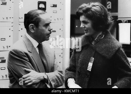 Atomic Energy Commission Manager Sam Sapirie parle avec Jackie Kennedy. Elle accompagne son mari, le Sénateur John Kennedy à la X-10 installation abritant le réacteur Graphite Oak Ridge National Lab. 24 février, 1959. (BSLOC   2014 13 95) Banque D'Images