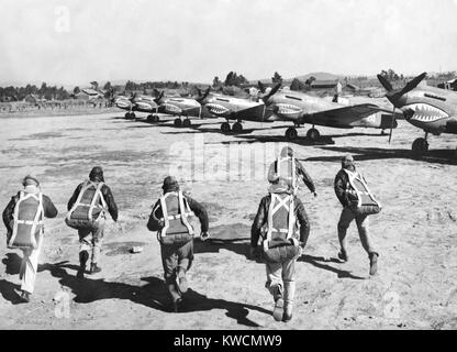 Les pilotes américains Flying Tiger run pour leurs avions de combat à une base américaine en Chine. Ils poursuivront leurs bombardiers japonais effectuant un raid aérien dans leur région. Ils sont des bénévoles recrutés et commandé par Claire Lee Chennault à partir de 20, 20 décembre 1941 au 4 juillet 1942. - BSLOC  2014 (14 au 13) Banque D'Images