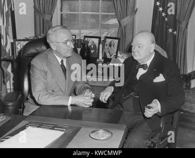 Le président Harry Truman confère avec le Premier ministre britannique Winston Churchill dans le bureau ovale. Churchill's Parti conservateur remporte l'élection générale de 1951, et il a servi jusqu'en 1955. - BSLOC  2014 (15 à 36) Banque D'Images