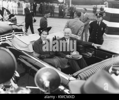 Le président Harry S. Truman randonnées avec Princess Elizabeth dans une limousine. La princesse Elizabeth et le duc d'Édimbourg a pris la place de Le roi George VI en difficulté sur une tournée du Canada et des Etats-Unis à l'automne 1951. Le 31 octobre 1951. - BSLOC  2014 (15 à 40) Banque D'Images