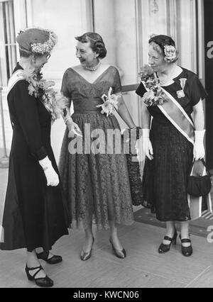 Première Dame Mamie Eisenhower se félicite de filles de la Révolution américaine. L-R : Nouveau président, Mme James Patton ; Mme Eisenhower ; président sortant, Mlle Gertrude Carraway. 1953. - BSLOC  2014 (14 38) Banque D'Images