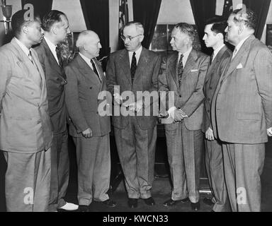 Le président Truman avec les membres de l'urgence nationale contre la foule. Le 19 septembre 1946. Le groupe des droits civils a été créé après les attaques à motivation raciale contre les Afro-américains à l'été 1946. L-R : Leslie Perry, Boris Chichkine, Frederick Reissig, le Président Truman, Walter White, James Carey, et le Dr Channing Tobias. - BSLOC  2014 (15 à 73) Banque D'Images