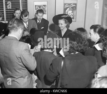 Margaret Truman, tient une conférence de presse dans le bureau de son chef, James Davidson. 10 févr. 4. 1949. Elle a dit qu'elle avait l'intention de venir à New York pour étudier plus avant dans le chant et de planifier une tournée de concerts. - BSLOC  2014 (15 à 98) Banque D'Images