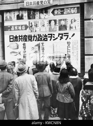 Les Japonais lire une affiche électorale du parti communiste à l'extérieur du magasin Mitsukoshi. Tokyo, Japon. Le 16 avril 1946. - BSLOC  2014 (15 132) Banque D'Images