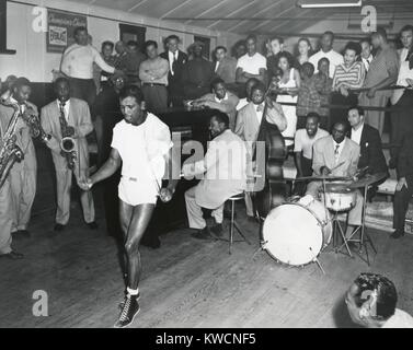 Sugar Ray Robinson de la formation pour une défense du titre contre Steve Belloise. 19 juillet 1949 à Independence Lake, New Jersey. Il saute à la corde à l'accompagnement de Sunny Thompson et son orchestre à son independence Lake, N.J. camp de formation. - BSLOC  2014 (17 159) Banque D'Images