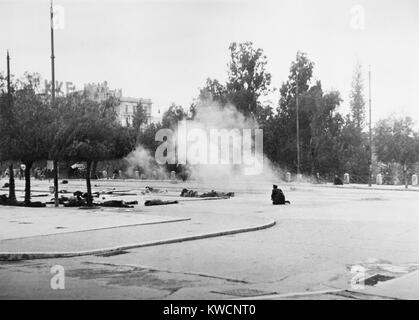 Des coups de feu de la Police d'Athènes sur les manifestants. Certains manifestants se sont couchés sur le sol tandis que d'autres exécutent au cours de la violence politique en libéré Athènes. 18 déc., 1944. - BSLOC  2014 (15 218) Banque D'Images