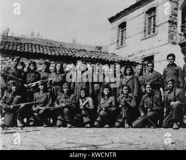 Les hommes et les femmes grecques, des guérilleros en 1947. Après avoir boycotté les gauchistes et perdu les élections de 1946, les communistes ont formé un gouvernement provisoire et a commencé la guerre civile grecque. - BSLOC  2014 (15 224) Banque D'Images