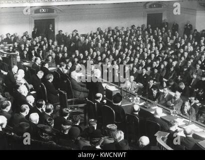 Le premier ministre britannique Winston Churchill, abordant la réunion du parti conservateur. Central Hall de Westminster, le 15 mars 1945. - BSLOC  2014 (17 41) Banque D'Images