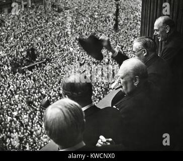 Winston Churchill s'adressant à la foule à Whitehall au cours de la célébration de la Victoire en Europe. Le 8 mai 1948. - BSLOC  2014 (17 42) Banque D'Images