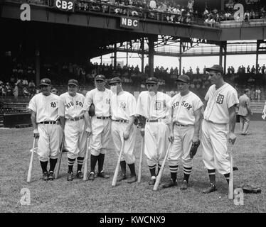 Ligue de baseball américain greats dans le line-up de la 5ème partie d'étoiles a joué le 7 juillet 1937. Le président Franklin Roosevelt regardé le match au Griffith Stadium de Washington, D.C. L-R : Lou Gehrig, Yankees, Joe Cronin, Red Sox ; Bill Dickey, Yankees, Joe DiMaggio, Yankees ; Charley Gehringer, Tigers de Detroit ; Jimmie Foxx, Red Sox, et Hank Greenberg, Tigers de Detroit. - BSLOC  2014 (17 44) Banque D'Images