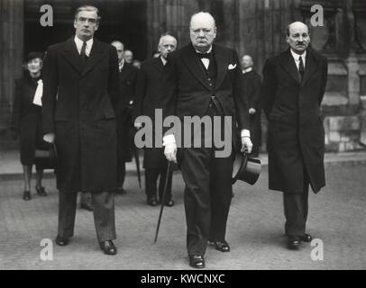 Les dirigeants britanniques de quitter le Westminster Abby service commémoratif pour David Lloyd George. L-R : Ministre des Affaires étrangères Anthony Eden, Premier ministre britannique Winston Churchill, et dirigeant du parti travailliste, Clement Atlee. 10 avril, 1945. - BSLOC  2014 (17 45) Banque D'Images