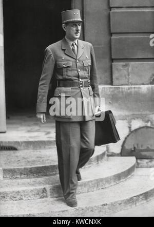Le général Charles de Gaulle quitte le consul des ministres réunis à Paris, le 9 mai 1945. - BSLOC  2014 (15 236) Banque D'Images