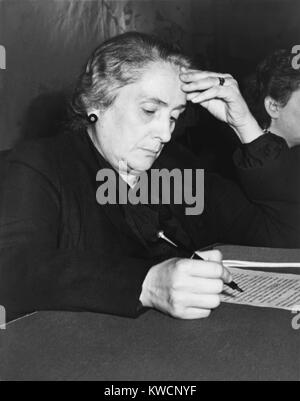 Dolores Ibarruri, au Congrès international des femmes à Paris, le 11 décembre 1945. Elle a été l'un des principaux Parti républicain pendant la guerre civile espagnole et un politicien communiste d'origine basque. Elle vient de rentrer de l'Union soviétique où elle a vécu pendant la Seconde Guerre mondiale. - BSLOC  2014 (15 241) Banque D'Images