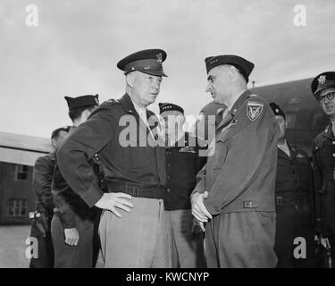 Les Généraux Dwight Eisenhower et Lucius l'argile à l'aéroport Ortsteil Gatow à Berlin, lors de la Conférence de Potsdam. Le 20 juillet 1945. L'argile devient gouverneur militaire de l'armée américaine l'Allemagne occupée après LA SECONDE GUERRE MONDIALE. - BSLOC  2014 (15 242) Banque D'Images