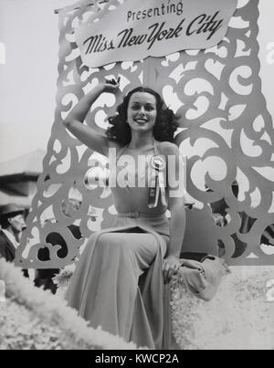 Bess Myerson, assis sur le flotteur Miss New York City pendant la parade à Atlantic City, New Jersey. Le 5 septembre 1945. Au moment de son décès, 2015 Myerson a été le seul peuple juif Miss America. - BSLOC  2014 (17 77) Banque D'Images