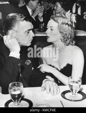 Clark Gable et Sylvia Ashley Alderly dans un night-club de Los Angeles avant leur mariage. Ils tue peu après le 20 décembre 1949 et ont divorcé en 1952. - BSLOC  2014 (17 92) Banque D'Images