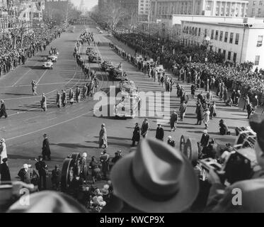 Cortège de limousines comme le président Harry Truman dans la parade inaugurale. Les membres de la batterie D, le Président Truman de la Première Guerre mondiale, la batterie d'artillerie à pied à côté de sa voiture sur Pennsylvania Avenue. Le 20 janvier 1949. - BSLOC  2014 (15 à 60) Banque D'Images